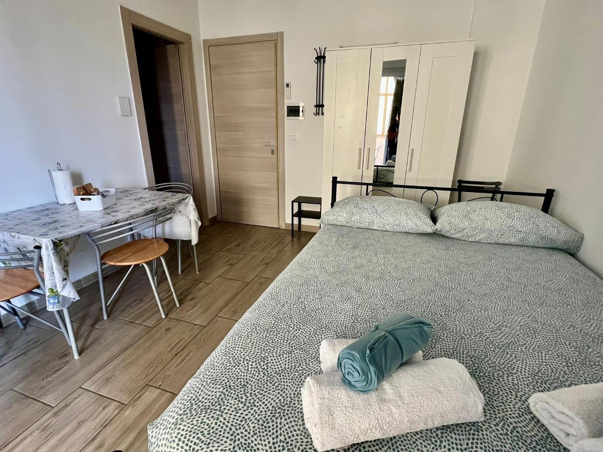 Il Gattino Di Porto - Apt 3 - Monolocale Veranda Piscina 因佩里亚 外观 照片